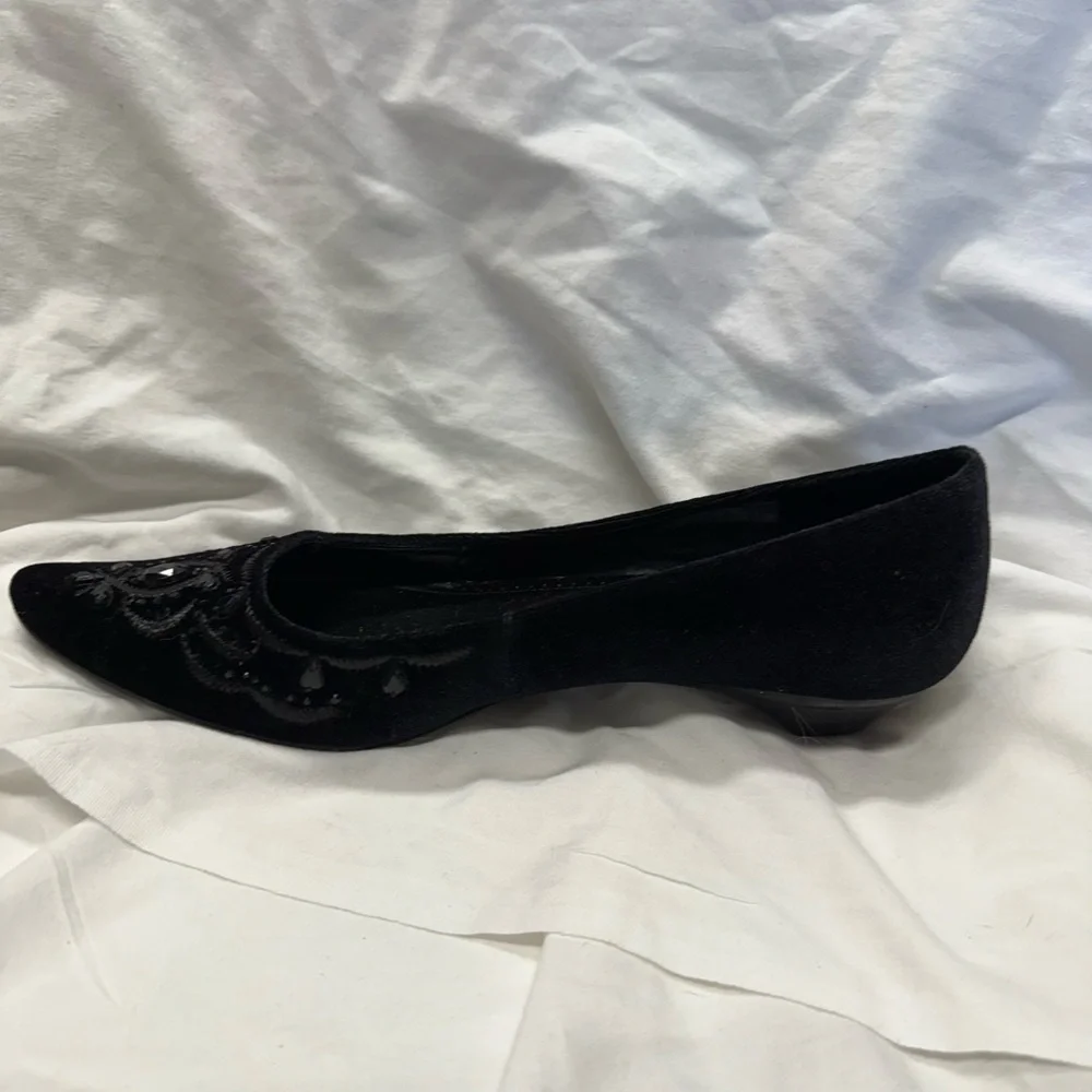 Kenneth Cole Reaction Black Embroidered Flats